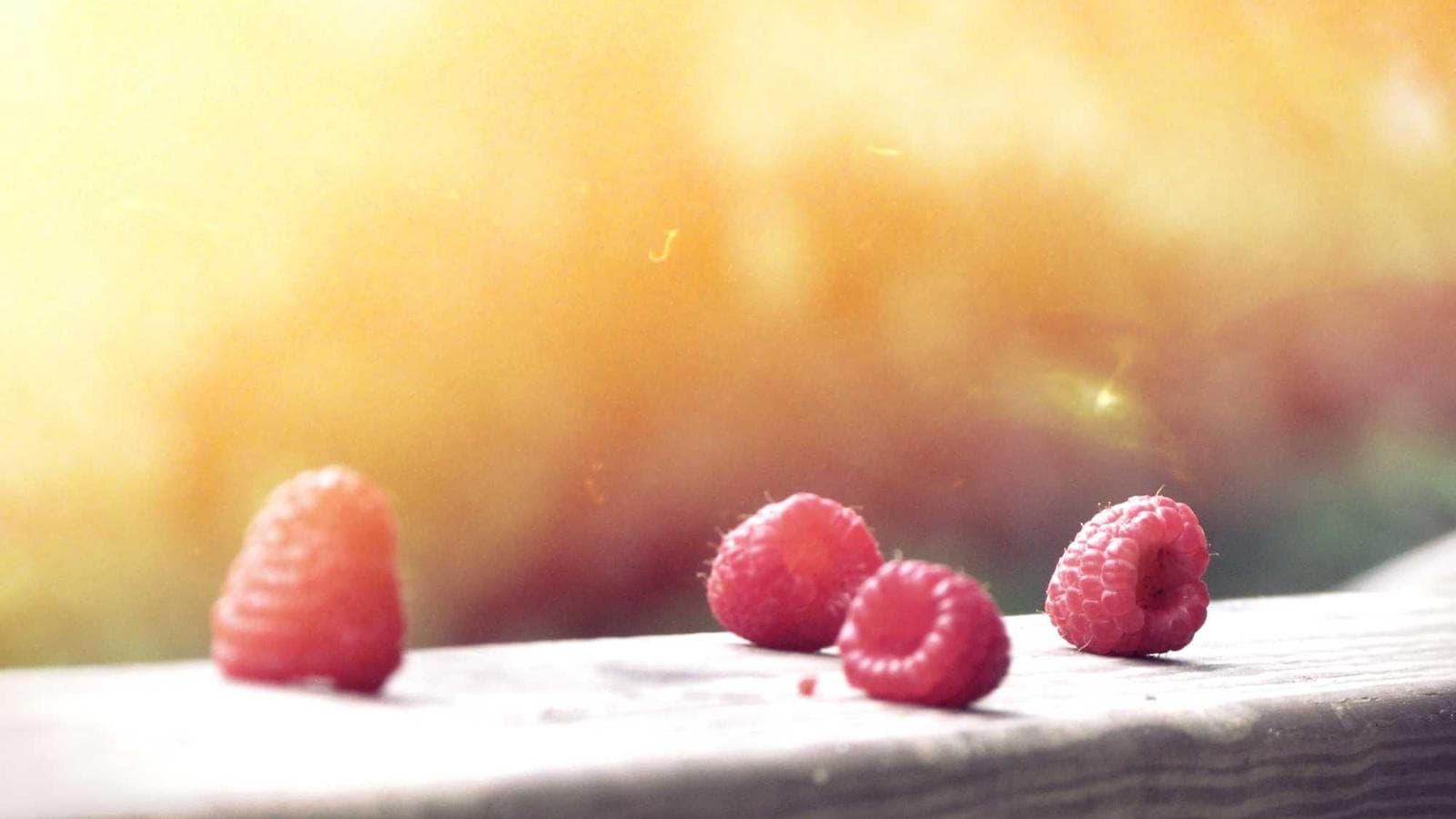 An agent helping a couple